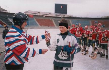 "Новый" капитан Локомотив 86 и главный судья Чемпионата России 2002 года в Красноярске (финал).